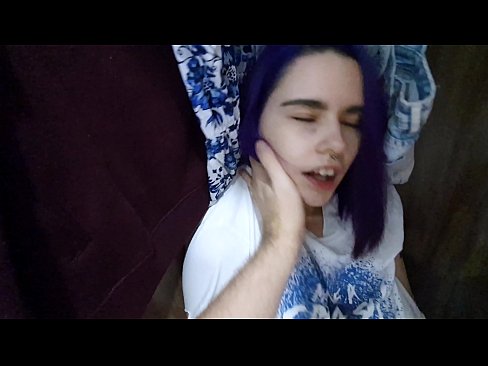 ❤️ Хоҳарамро дар ҷевон ёфт ва ба ӯ кӯмак кард Секс  дар мо ☑